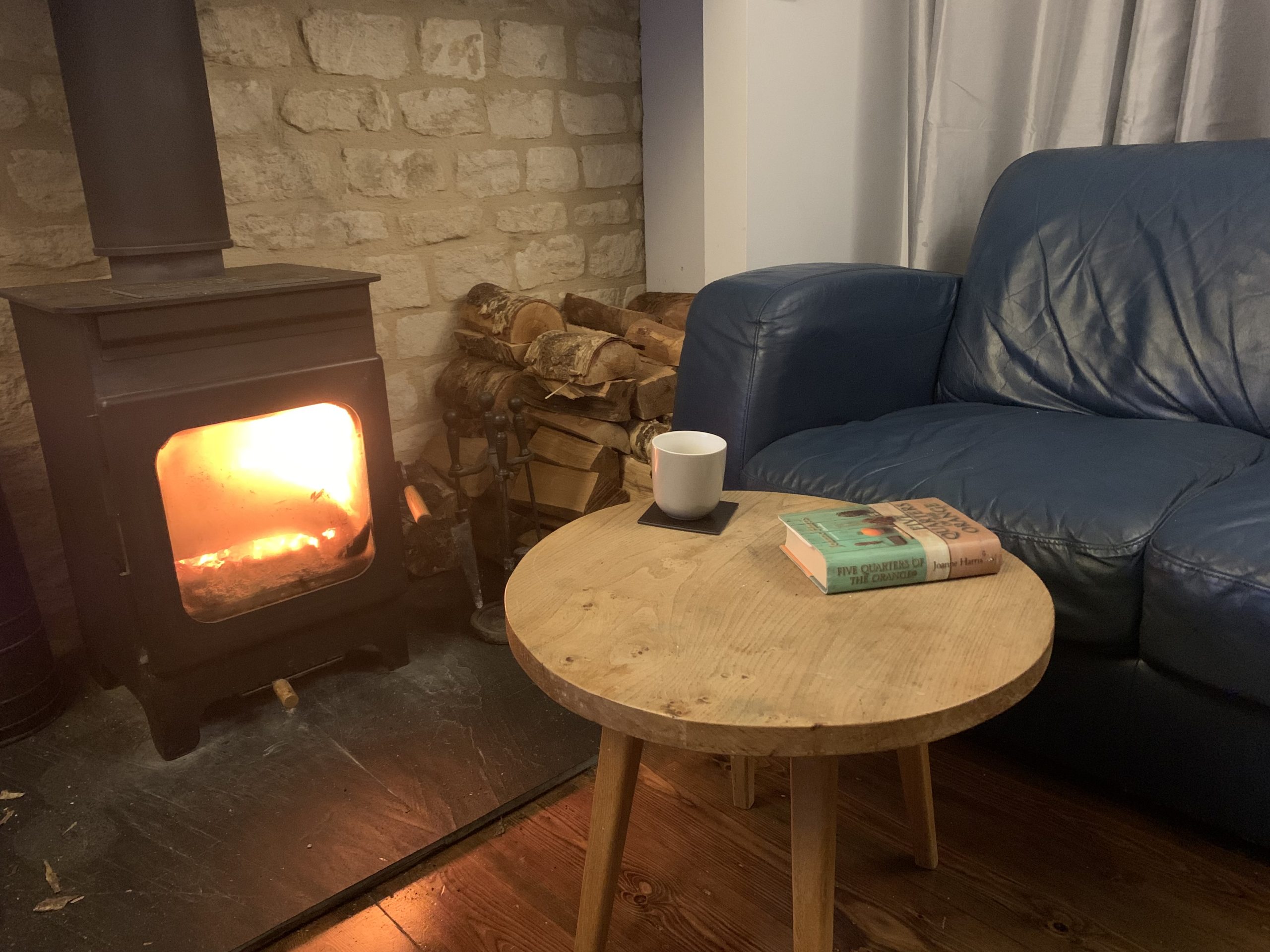 Cornerstone Cottage Log Fire w. Book